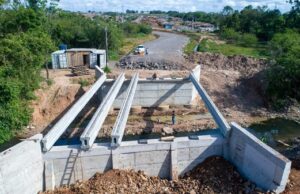 Obra da ponte do Viver Bem avança com a colocação das vigas