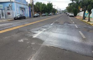 Vazamento de água é registrado na Rua Carlos Trein Filho em Santa Cruz