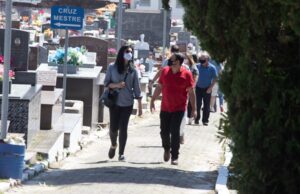 Dia de Finados: homenagens foram realizadas, com precaução