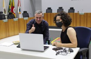 Alunos da Escola Afonso Rabuske tem aula virtual do plenário da Câmara