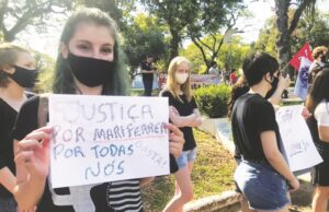 Manifestação é realizada em apoio a Mariana Ferrer em Santa Cruz