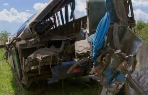 Governo de SP conclui identificação de 41 vítimas de acidente entre ônibus e caminhão