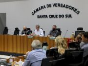 Vereadores derrubam veto ao projeto que prevê transmissão de reuniões do Comitê de Emergência