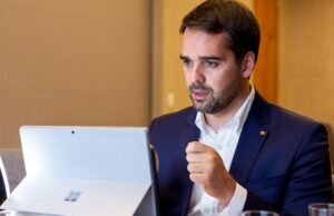 Governo passa a permitir aulas presenciais em regiões com bandeira vermelha