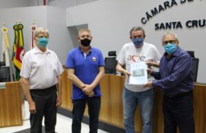 Prefeito Carlão entrega LOA pessoalmente na Câmara