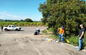Lixo acumulado próximo ao portão do Autódromo é recolhido pela Secretaria de Transportes