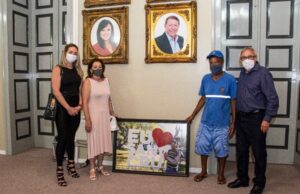 Carlão faz homenagem a um dos servidores mais antigos do Município