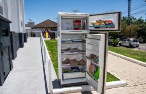 Livros à disposição o tempo inteiro na Praça José Paulo Rauber Filho