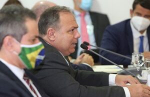 Ministro diz que vai adquirir todas as vacinas seguras contra a Covid