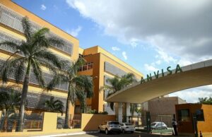 Anvisa autoriza uso emergencial de coquetel contra a Covid-19