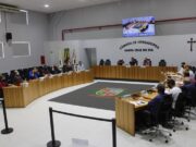 Câmara realiza sessão extraordinária para avaliar implantação de uniforme escolar