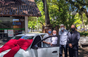 Jovem leva o carro zero quilômetro da CDL Santa Cruz