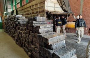 PRF prende traficante com carreta bitrem carregada com seis toneladas de maconha