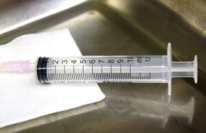 Governo do Estado assegura aquisição de 10 milhões de seringas com economia de 48%