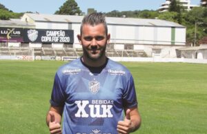 Santa Cruz apresenta novo centroavante