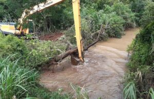 Prefeitura efetua limpeza no Arroio Lajeado