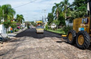 Trecho da Rua Benno Kist recebe primeira camada de asfalto