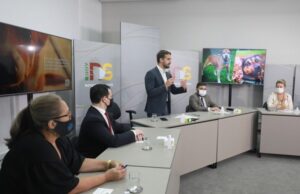 Governador assina decreto que proíbe corridas de cães e envia PL que consolida proteção aos animais