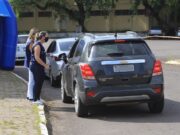 Segunda dose da Coronavac é aplicada em drive-thru na Unisc