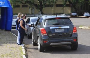 Covid-19: vacinação drive-thru de idosos acima de 85 anos segue no final de semana, segunda e terça