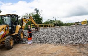 Helena Hermany vistoria obras nas pontes dos loteamentos Santa Maria I e Viver Bem