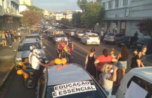 Representantes da educação infantil protestam em frente à Câmara de Vereadores