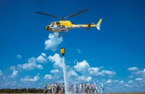 Empresa testa helicóptero que faz chover em aglomerações no Carnaval e vai dar cerveja pra quem ficar em casa