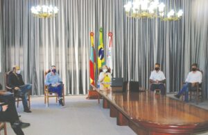 Prefeita Helena Hermany anuncia crédito aos empresários santa-cruzenses