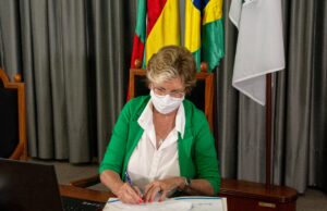 Prefeita Helena sanciona lei de incentivo a empresas