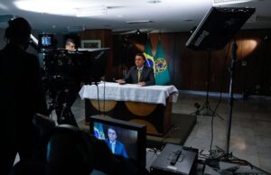 Bolsonaro diz que Brasil será autossuficiente na produção de vacinas