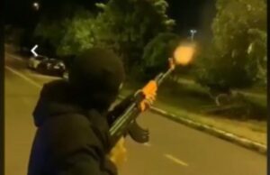 Vídeo mostra homem efetuando disparos de fuzil AK-47 no Bairro Bom Jesus