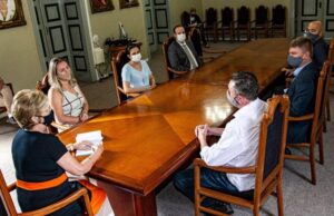 Helena Hermany sanciona lei que autoriza compra de vacinas pela Prefeitura