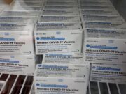 Lote de 1,5 milhão de doses da vacina da Janssen chega ao Brasil