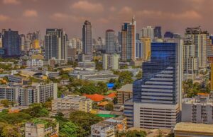 Na Tailândia: “ninguém sai de casa sem máscaras”, diz brasileira