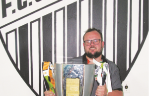 De torcedor solitário a presidente campeão