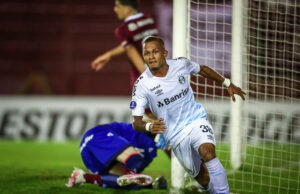 Grêmio vence o Lanús e assume liderança isolada do Grupo H