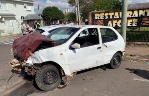 Dois carros colidem na Avenida Independência nesta manhã