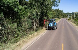 Prefeitura efetua limpeza nas laterais da RSC-471