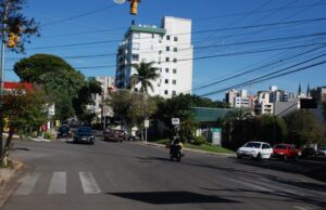 Semáforo entre as ruas Thomaz Flores e Gaspar Silveira Martins está desligado