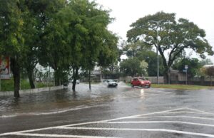 Chuva deixa pontos alagados em Santa Cruz