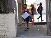Alunos retornam com entusiasmo e alegria às aulas em Santa Cruz