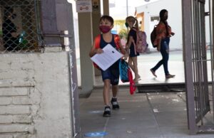 Alunos retornam com entusiasmo e alegria às aulas em Santa Cruz