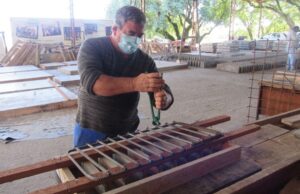 Prefeitura começa a produzir grelhas de concreto para evitar roubos