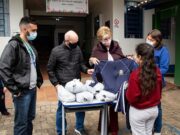 Helena Hermany acompanha entrega de uniformes escolares aos alunos da rede municipal