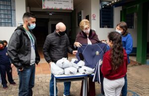 Helena Hermany acompanha entrega de uniformes escolares aos alunos da rede municipal
