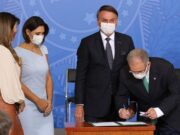 Bolsonaro sanciona lei que amplia o teste do pezinho no SUS