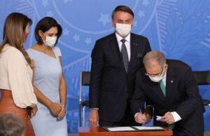 Bolsonaro sanciona lei que amplia o teste do pezinho no SUS