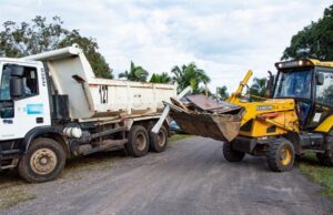 Mutirão de limpeza recolhe cinco cargas de entulho em Linha Santa Cruz