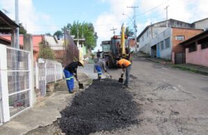 Prefeitura faz operação tapa-buracos no Santa Vitória