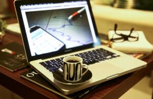 Longas horas de trabalho aumentam risco de morte, diz OMS